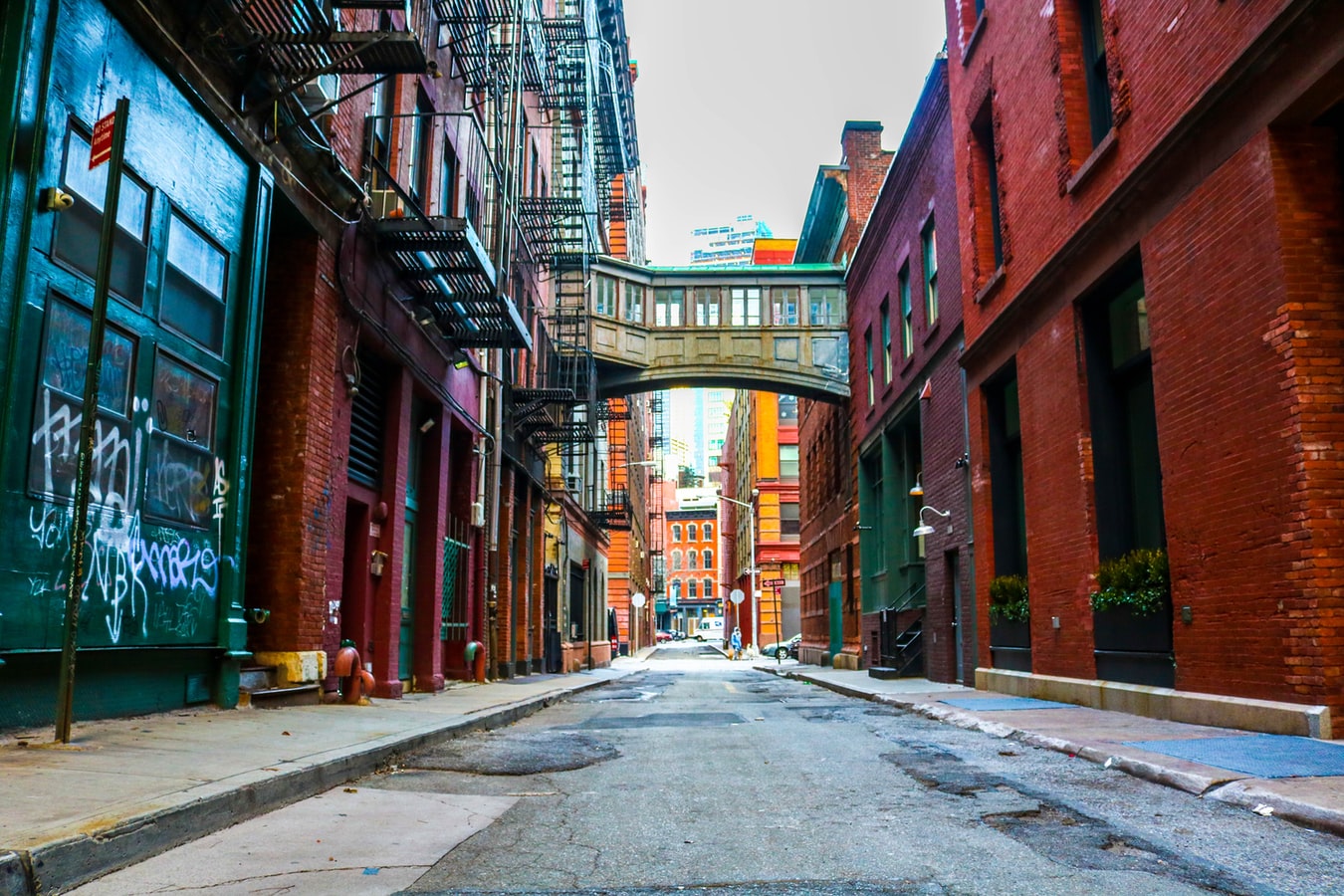 A city alley. Returning to places of former use can lead to a relapse