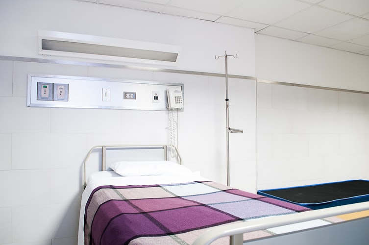 A hospital bed where individuals can begin their detox at a drug rehab facility