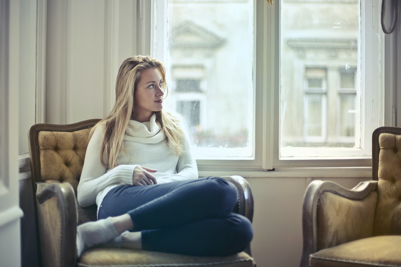 A woman sitting and wondering what to expect from rehab