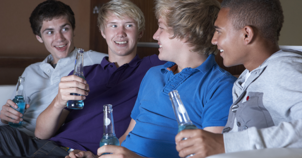 a group of teenage boys partake in underage drinking, highlighting the 2021 NSDUH findings about teenage binge drinking